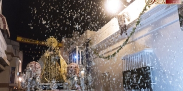 La procesión de la Virgen del Carmen a medio camino entre lo oficioso y su barrio