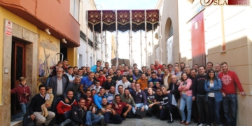 La cuadrilla de la Virgen de los Dolores ensayó con su palio para mejorar el movimiento del mismo