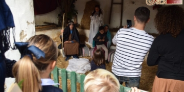 San Fernando se hace Belén un año más gracias a los cofrades de Servitas y Columna