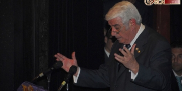 Pepe ‘Capi’ llevó al Teatro en su pregón a las leyendas de la carga de la Madrugá
