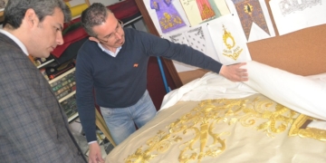Francisco Romero visita al artesano cofrade isleño José Muñoz Moreno