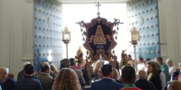 La Hermandad del Rocío de San Fernando celebró ayer su misa anual ante la Blanca Paloma