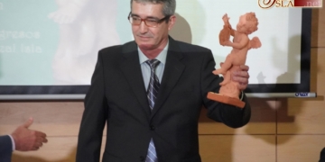 Un emocionado José Ribera Tordera recibió el galardón de la asociación La Venera
