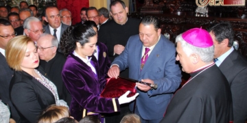 El Obispo presidió la entrega del bastón de mando como Regidor a Jesús Nazareno