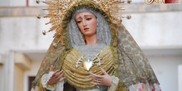 Decenas de fieles acompañan a la Virgen de los Dolores en su Rosario de la Aurora