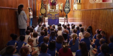 Los escolares de La Salle pasaron ante Jesús Nazareno en la capilla de la Estrella