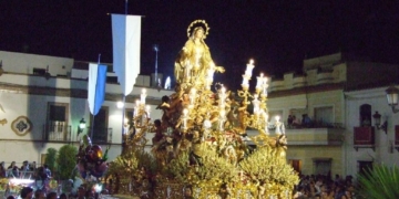La Asunción de Cantillana procesionó el viernes entre miles de cofrades y devotos