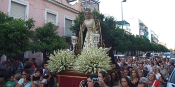 El sevillano barrio del Cerro acompañó a la Virgen de los Dolores en su Rosario