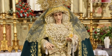 La Virgen de la Esperanza de Cádiz en Besamano tras su restauración