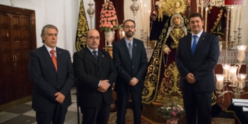 La Venera inicia su XXV aniversario con una ofrenda floral a la Virgen de la Esperanza