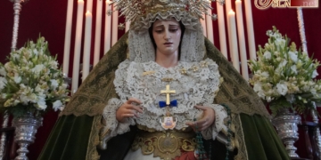 Gracia y Esperanza Coronada en Besamano durante todo la jornada en la Pastora