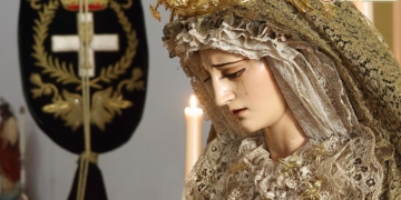 Gracia y Esperanza Coronada en Besamano con motivo de la festividad de la Esperanza