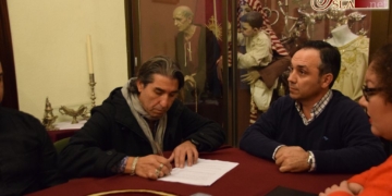 La Hermandad de Cristo Rey firma el contrato con la Agrupación Musical ‘Esencia ‘
