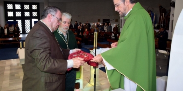 Donan dos rosarios a la Virgen de la Victoria de la Hermandad de la Resurrección