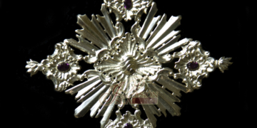 Trinidad estrenará una cruz pectoral de plata donada por un grupo de hermanos