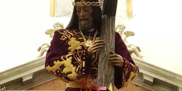 Jesús Nazareno ya luce con su nueva túnica bordada sobre su paso