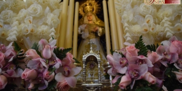 En Columna los pasos ya con las flores puestas esperan un radiante Domingo de Ramos