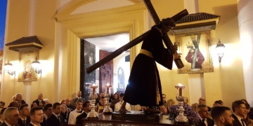 Decenas de fieles acompañan a Jesús de la Misericordia en su Vía-Crucis anual