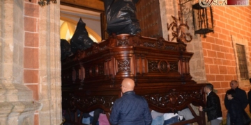 Los pasos de la Hermandad de Columna los primeros en llegar a la Iglesia Mayor