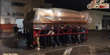 La cuadrilla de Tres Caídas desafió a la lluvia para hacer el traslado de su paso