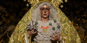 La Macarena ya en su palio para la conmemoración del 50 aniversario de su Coronación