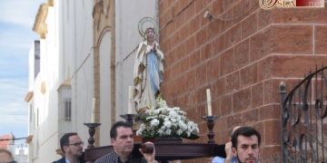 Los hermanos del Rosario rezaron junto a la Inmaculada de Lourdes esta mañana