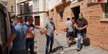 Trepá solidaria ayuda a distribuir al Banco de Alimentos en tres parroquias isleñas