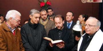 Ambiente festivo en la Bendición del tradicional Belén de Columna