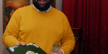 El pregonero de Gracia y Esperanza recibió las pastas que cobijarán su texto