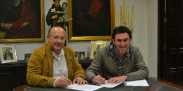 La Sinfónica Municipal firma su contrato en Olivares para los próximos dos años
