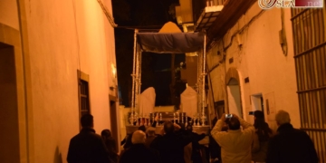 El palio de la Virgen de la Piedad pasa… rozando por la estrechez de la calle Murillo