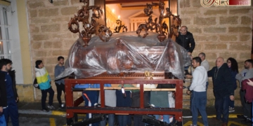 La JCC también trasladó ayer el paso de misterio de la Vera-Cruz hasta su capilla