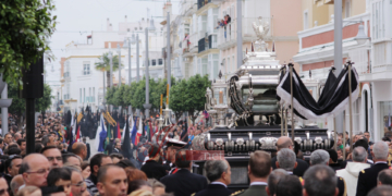 Santo Entierro muestra en su cortejo una clase magistral de protocolo y hermandad de negro