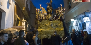 La lluvia rompió en dos el cortejo de Misericordia que recortó por Colón para llegar a la Pastora
