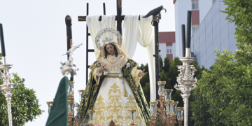 El viento de levante no impide poder disfrutar de la procesión de Santa Elena