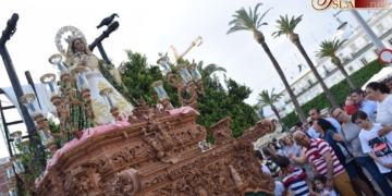 Santa Elena procesionó en la tarde del sábado entre marchas y ambiente cofradiero