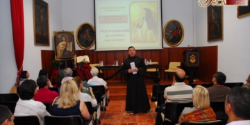 La vinculación entre Santa Teresa y la Eucaristía centró la conferencia previa al Corpus
