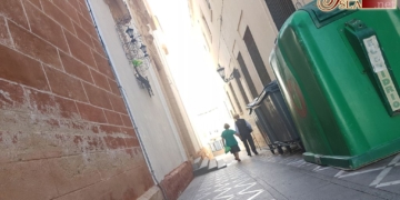 Vecinos y cofrades se quejan de la presencia de contenedores junto a la Iglesia Mayor