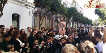 La comunidad educativa de las Carmelitas arropó a la Niña María en su festividad