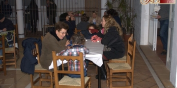 Los jóvenes de Vera-Cruz organizaron una chocolatada en el patio interior del Santo Cristo