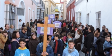Los niños de catequesis de la Pastora recorrieron el barrio en Vía-Crucis
