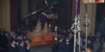 Cientos de fieles acompañan a Jesús Nazareno en su traslado al altar de Quinario