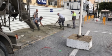 Hoy han comenzado las obras de nivelación en el acerado de la Plaza del Rey