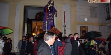 La lluvia marca el traslado de los Titulares de Cristo Rey a la capilla de La Salle