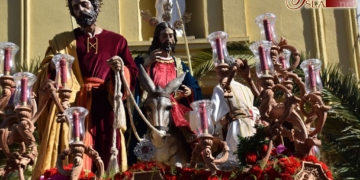 Cristo Rey abre la Semana Santa y tiene que recogerse presurosa por la lluvia