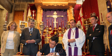 El alcalde firmó en la mañana del Lunes Santo en el libro de honor de la Hermandad de Afligidos