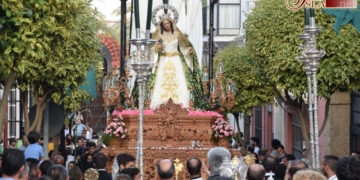 Santa Elena procesionó en una calurosa tarde entre marchas y ambiente cofradiero