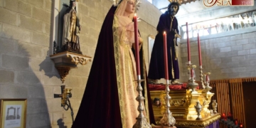 Afligidos y Amargura dispuestos sobre parihuelas para el traslado a la capilla del Cristo