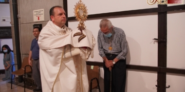 Función y procesión eucarística en el Cristo para finalizar los cultos sacramentales de Afligidos