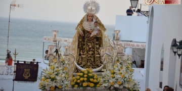 La Virgen del Carmen recorrió Conil tras suspenderse por el levante la procesión marítima